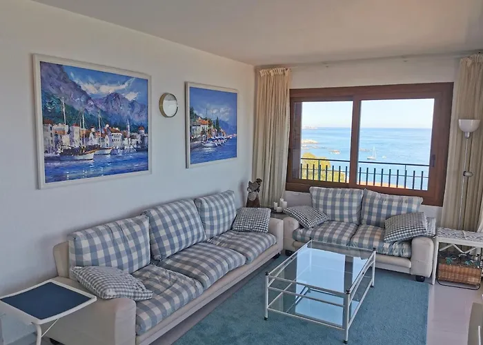 Spacious Seafront Daire *