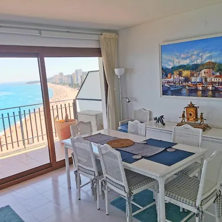 Spacious Seafront Apartment *